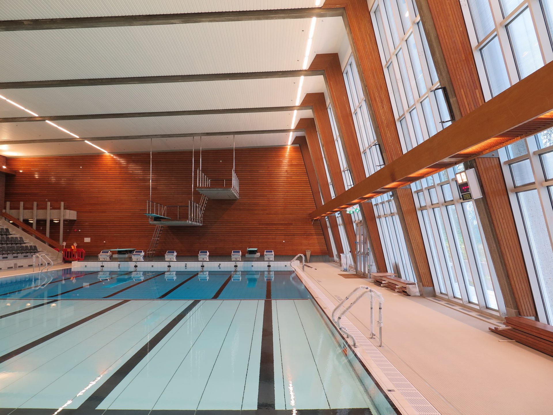 Foto av svømmebassenget innendørs på Norges idrettshøgskole